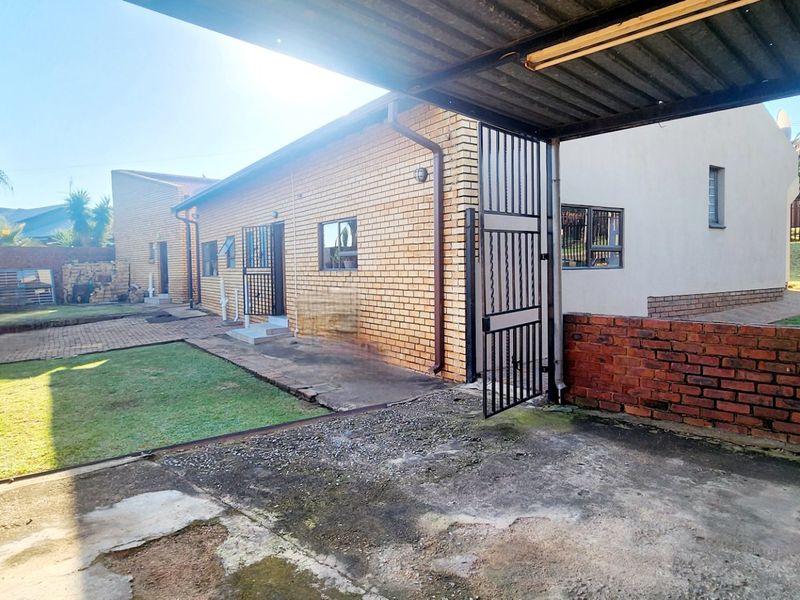 Step Into Luxury & Comfort in This Family Home in Laudium - Photo 5