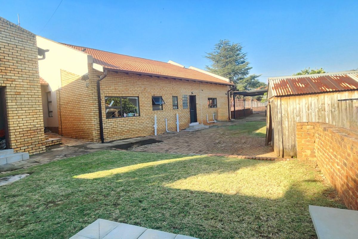 Step Into Luxury & Comfort in This Family Home in Laudium - Photo 4