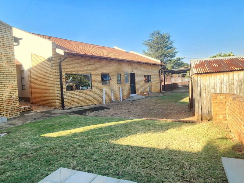 Step Into Luxury & Comfort in This Family Home in Laudium - Photo 4