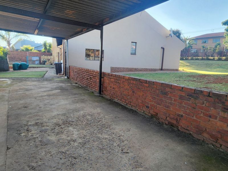 Step Into Luxury & Comfort in This Family Home in Laudium - Photo 6