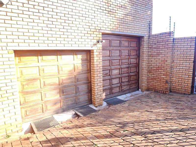 Step Into Luxury & Comfort in This Family Home in Laudium - Photo 7