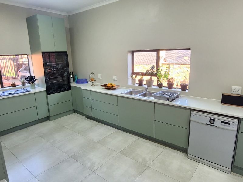 Step Into Luxury & Comfort in This Family Home in Laudium - Photo 10