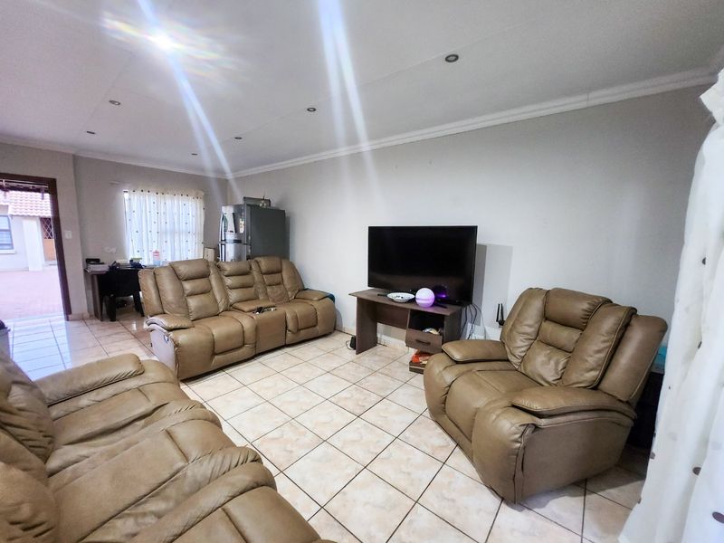 Simple, Comfortable 2-Bedroom Apartment for Sale - Photo 9