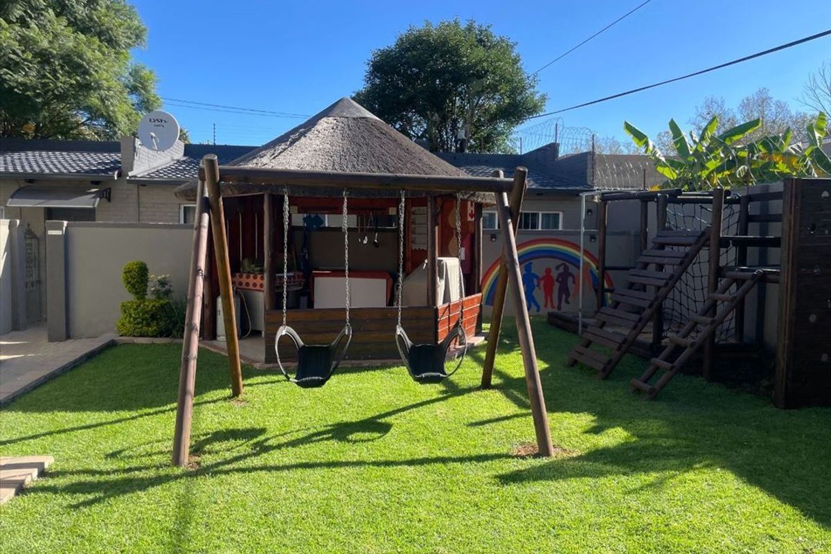 Elegant and Spacious Family Home with Premium Features - Photo 3