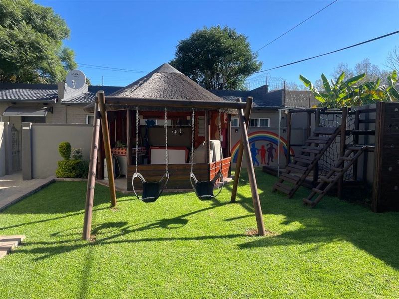 Elegant and Spacious Family Home with Premium Features - Photo 3