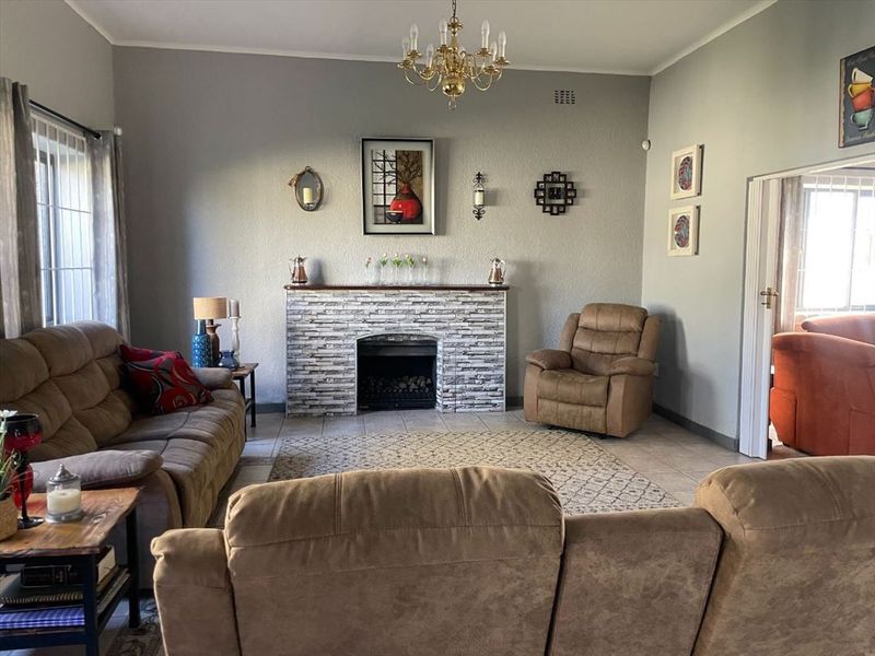 Elegant and Spacious Family Home with Premium Features - Photo 2