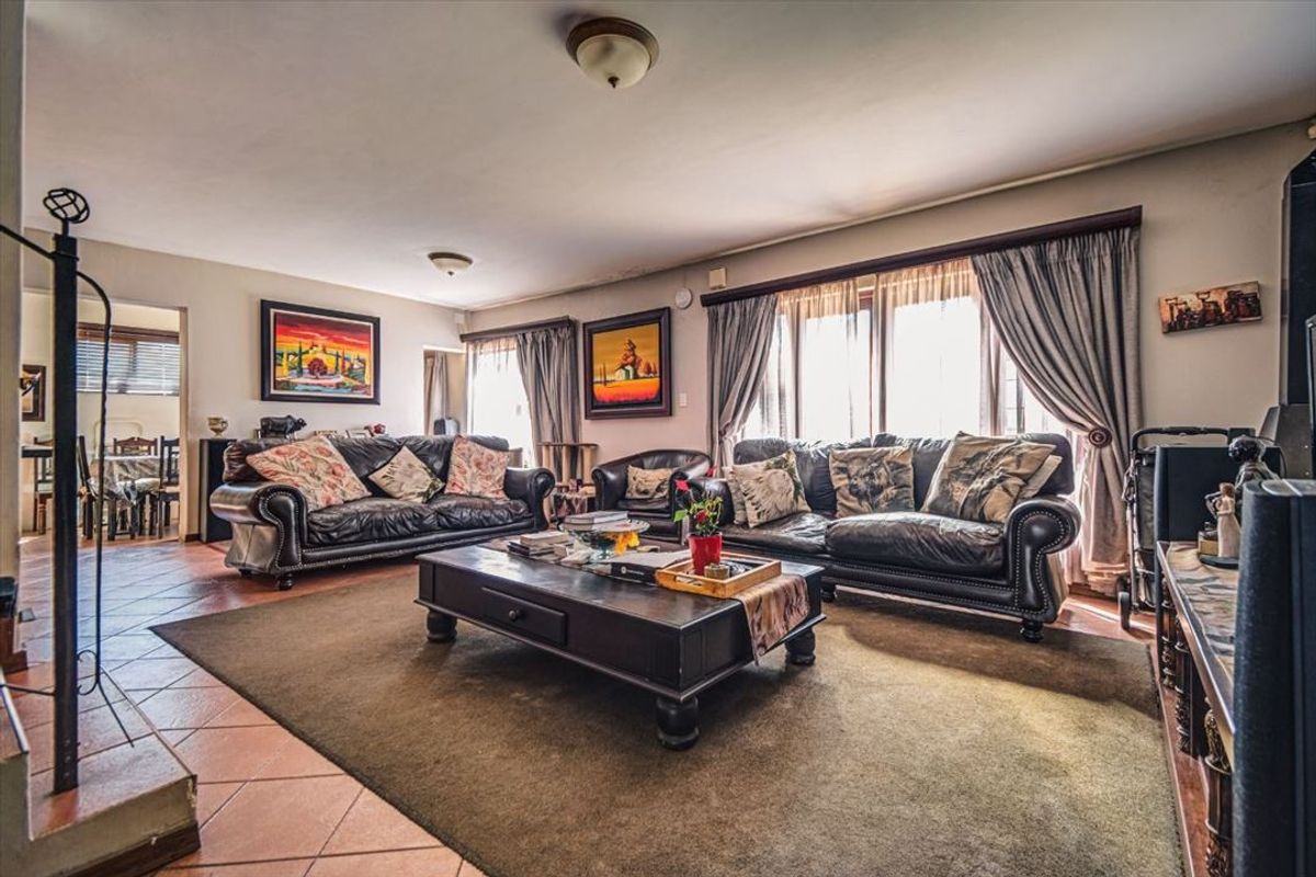 Spacious Family Home with Pool and Double Garage - Photo 2