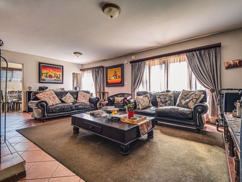 Spacious Family Home with Pool and Double Garage - Photo 2