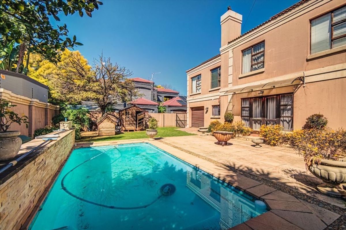 Spacious Family Home with Pool and Double Garage - Photo 3