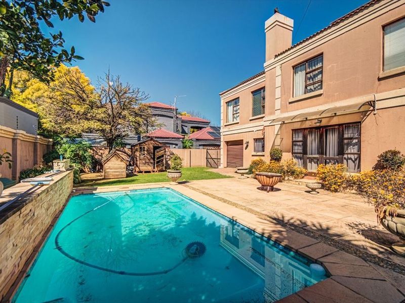 Spacious Family Home with Pool and Double Garage - Photo 3