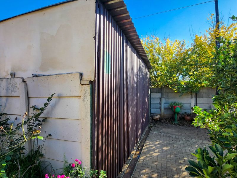 Spacious 4-Bedroom Home with Flatlet, Large Garage, Borehole & Pool  - Photo 7