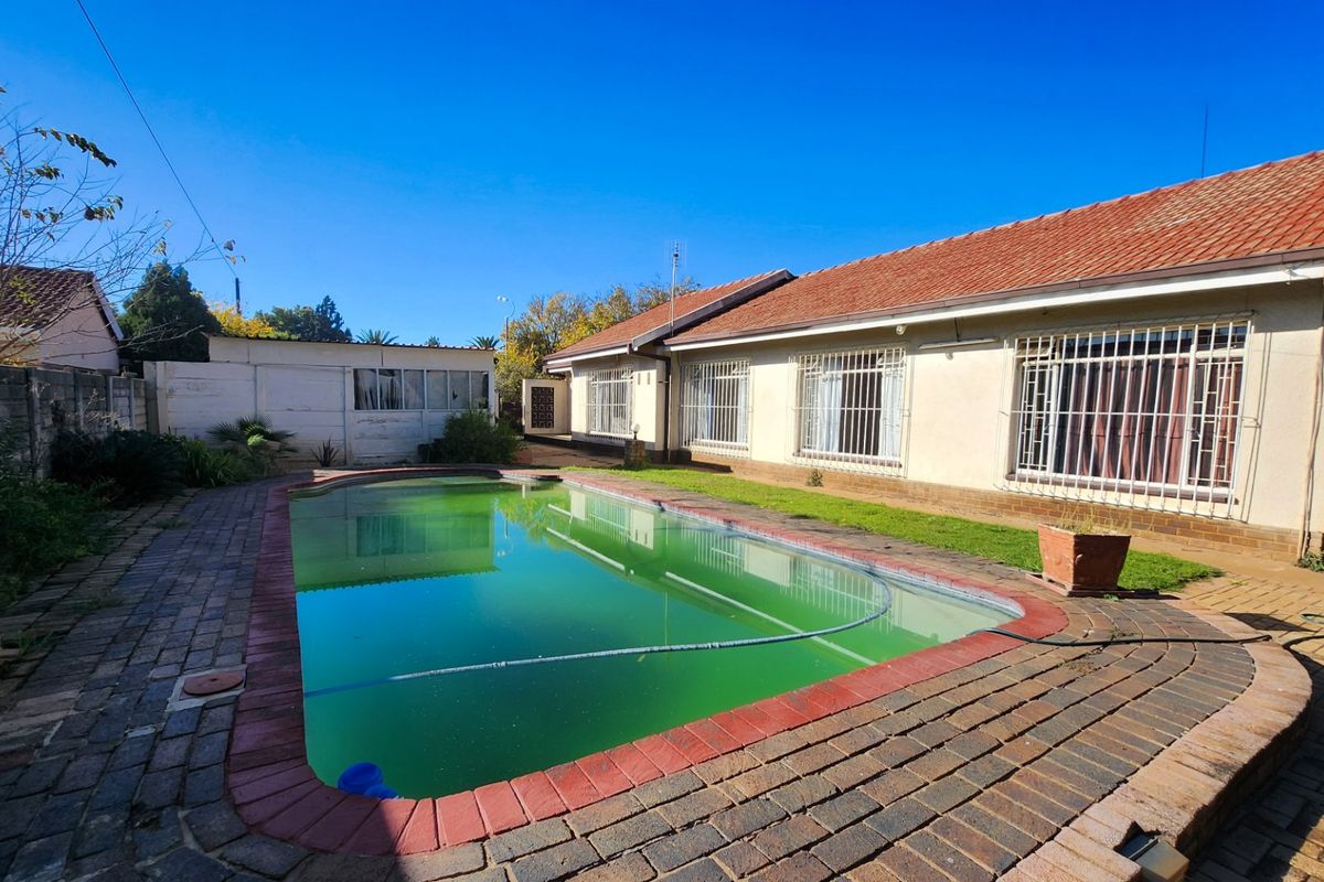 Spacious 4-Bedroom Home with Flatlet, Large Garage, Borehole & Pool  - Photo 2