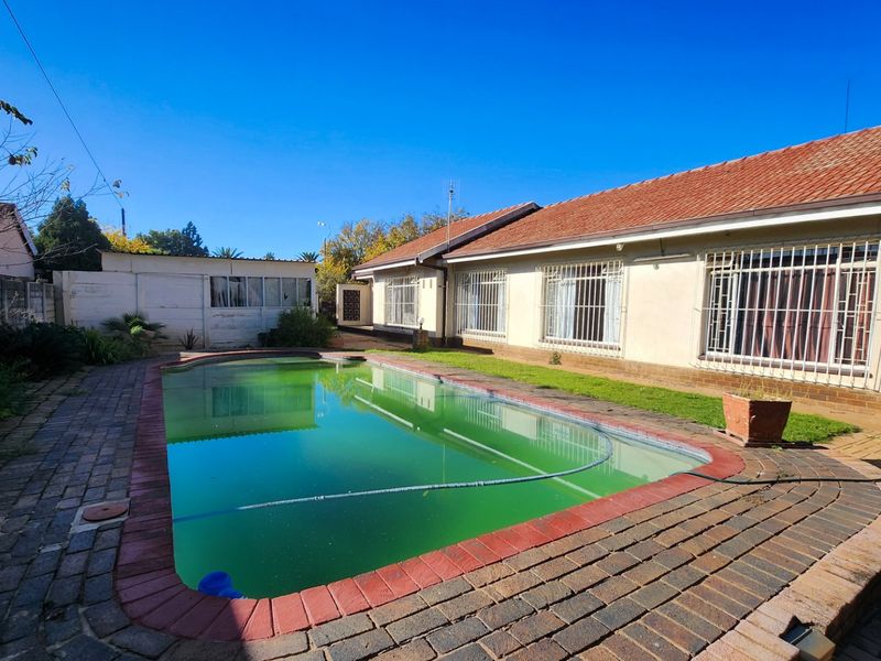 Spacious 4-Bedroom Home with Flatlet, Large Garage, Borehole & Pool  - Photo 2