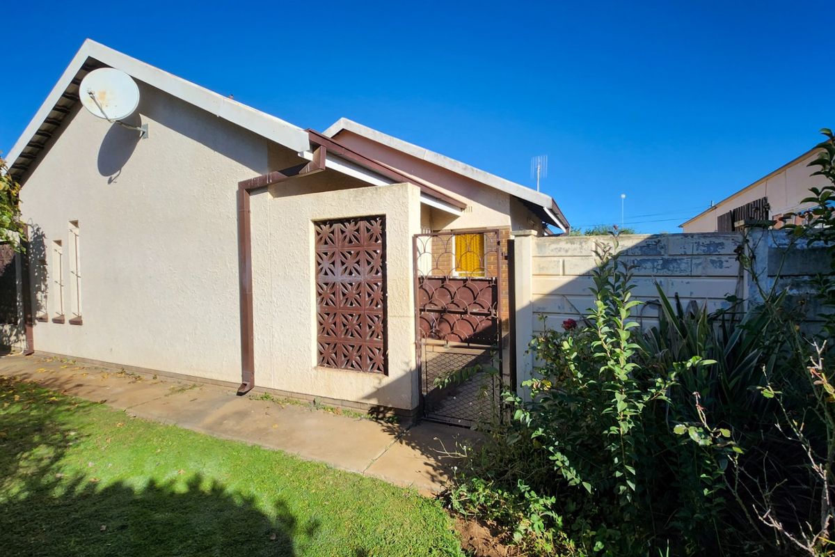 Spacious 4-Bedroom Home with Flatlet, Large Garage, Borehole & Pool  - Photo 4