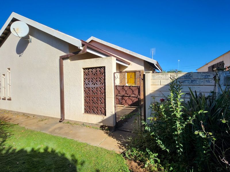 Spacious 4-Bedroom Home with Flatlet, Large Garage, Borehole & Pool  - Photo 4