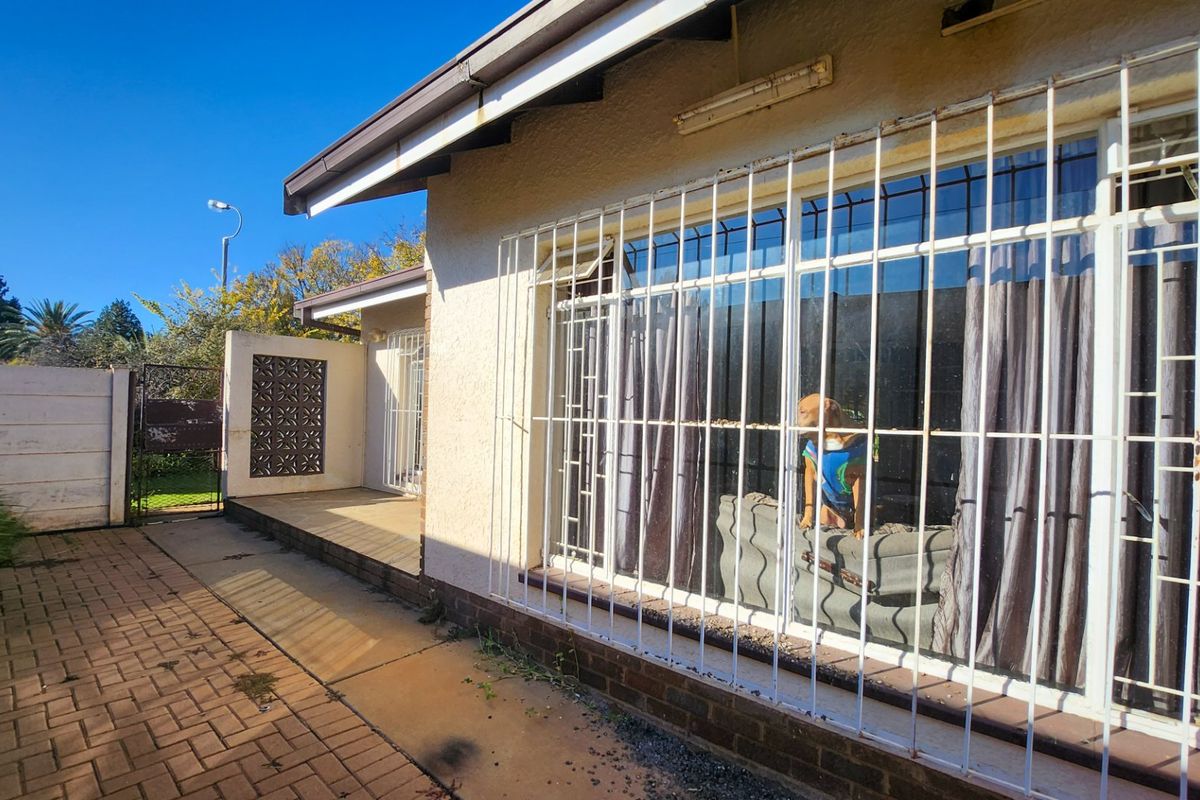 Spacious 4-Bedroom Home with Flatlet, Large Garage, Borehole & Pool  - Photo 5