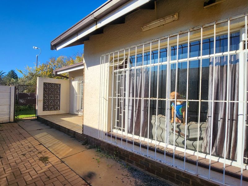 Spacious 4-Bedroom Home with Flatlet, Large Garage, Borehole & Pool  - Photo 5