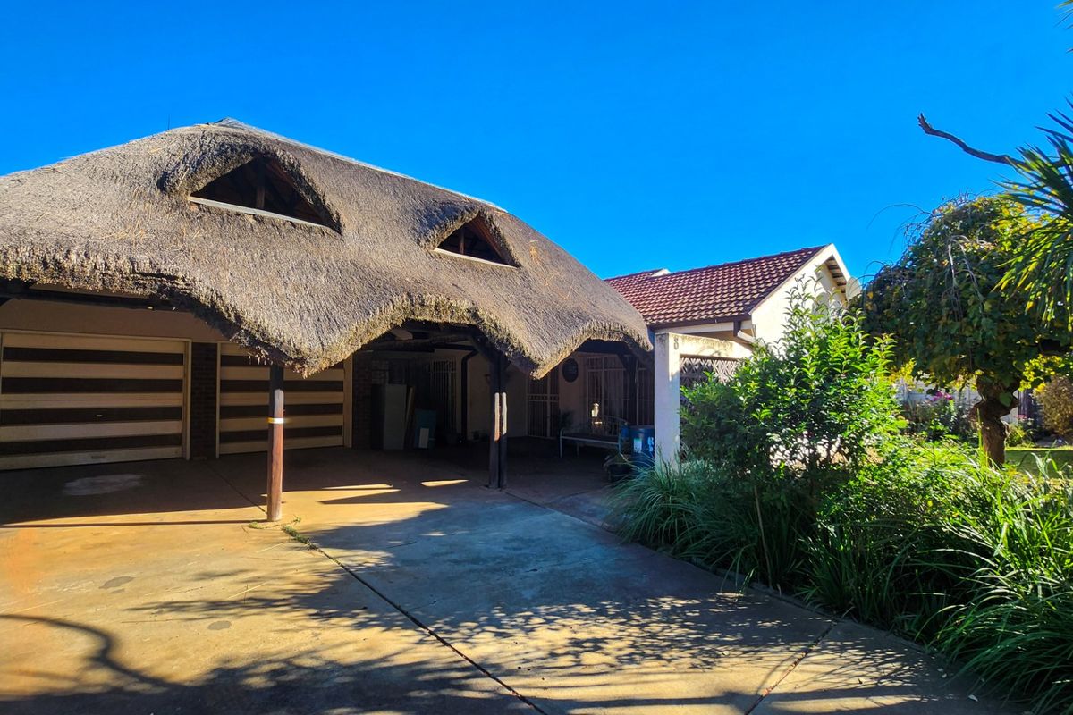 Spacious 4-Bedroom Home with Flatlet, Large Garage, Borehole & Pool  - Photo 3