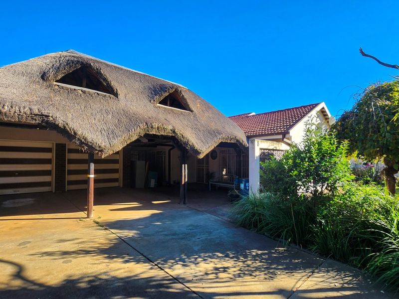 Spacious 4-Bedroom Home with Flatlet, Large Garage, Borehole & Pool  - Photo 3