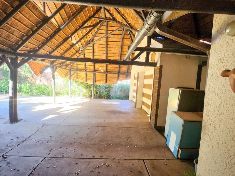 Spacious 4-Bedroom Home with Flatlet, Large Garage, Borehole & Pool  - Photo 10