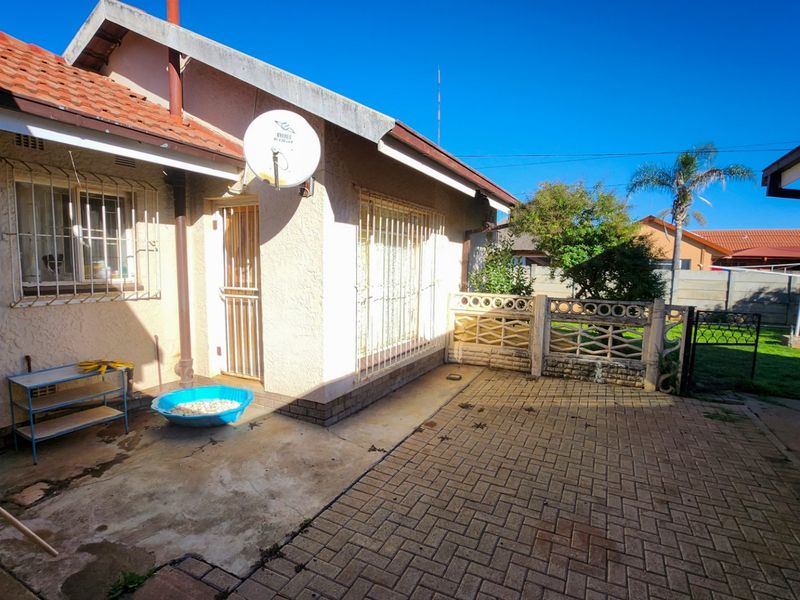 Spacious 4-Bedroom Home with Flatlet, Large Garage, Borehole & Pool  - Photo 9