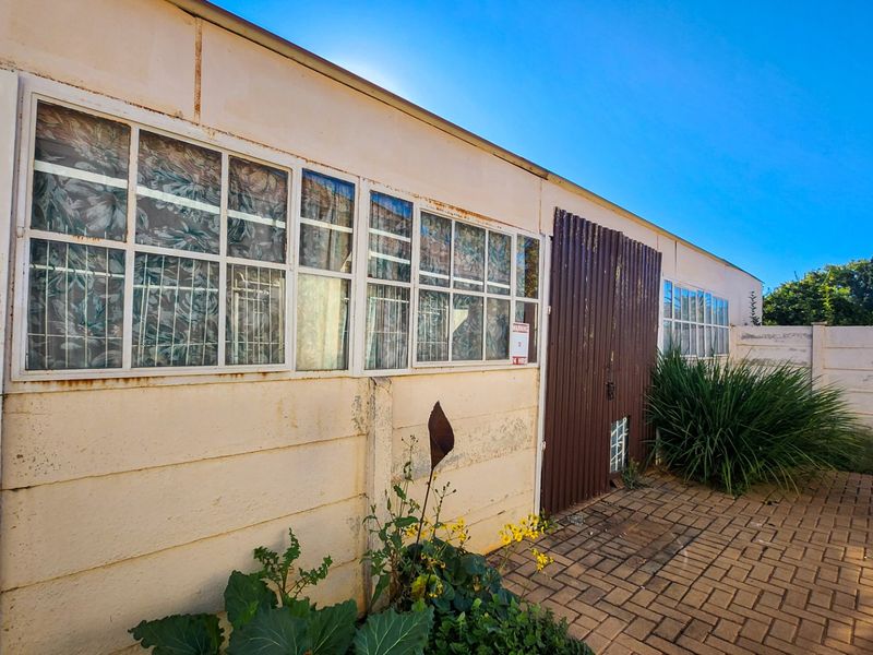 Spacious 4-Bedroom Home with Flatlet, Large Garage, Borehole & Pool  - Photo 8