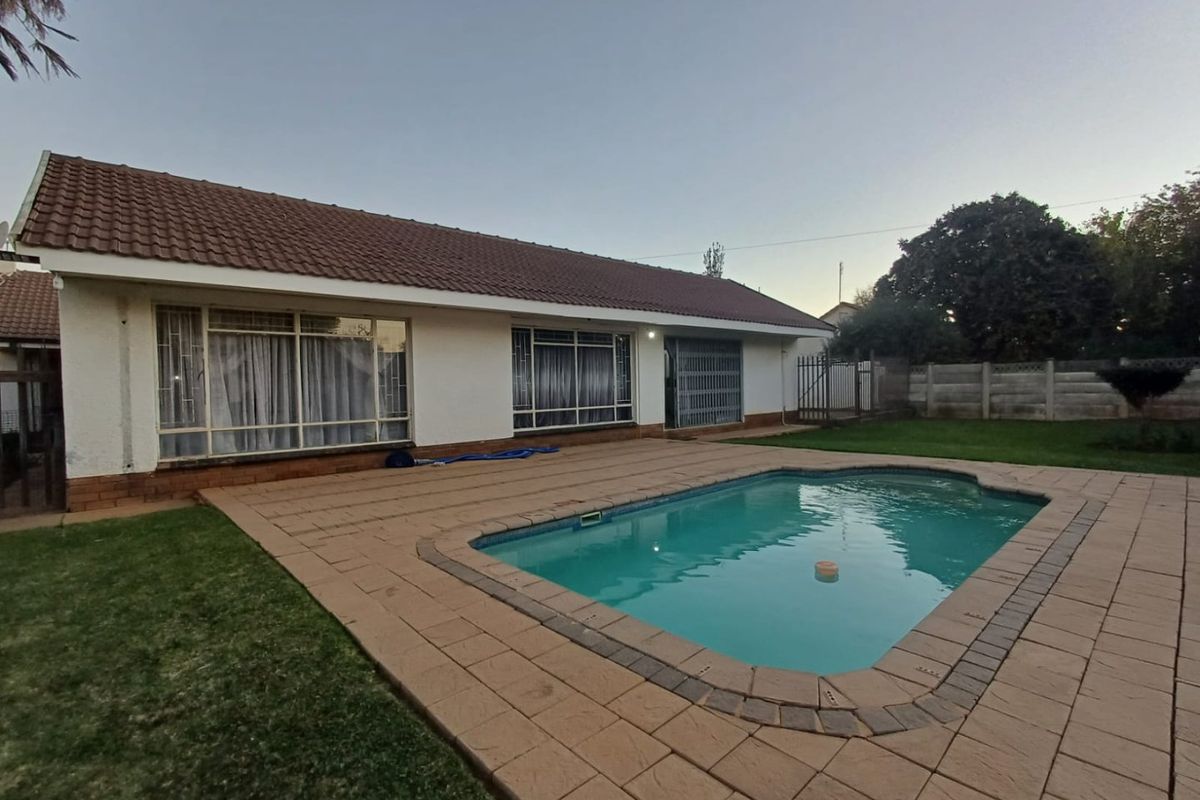 Spacious Family Home with Entertainment Appeal in Meiringspark, Klerksdorp - Photo 4