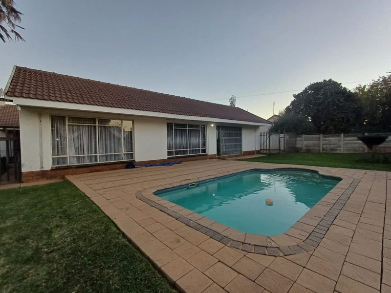Spacious Family Home with Entertainment Appeal in Meiringspark, Klerksdorp - Photo 4
