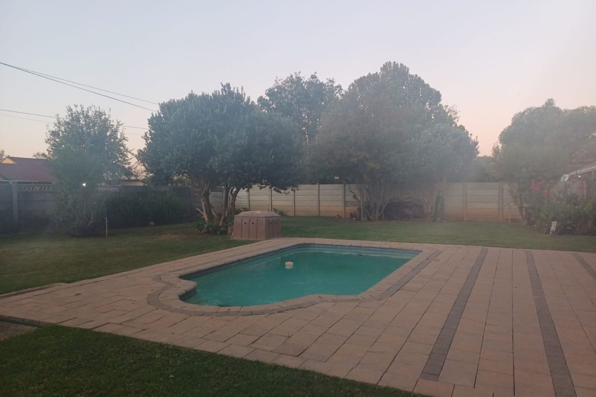 Spacious Family Home with Entertainment Appeal in Meiringspark, Klerksdorp - Photo 5