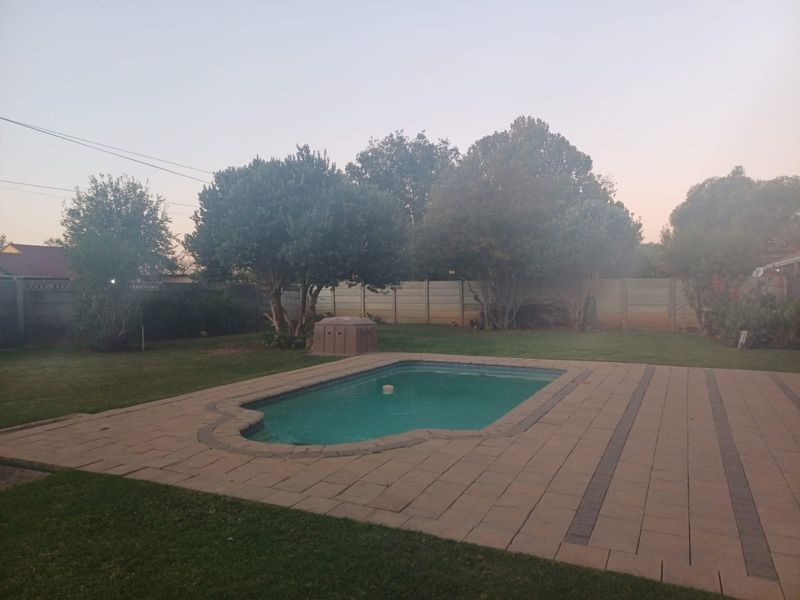 Spacious Family Home with Entertainment Appeal in Meiringspark, Klerksdorp - Photo 5