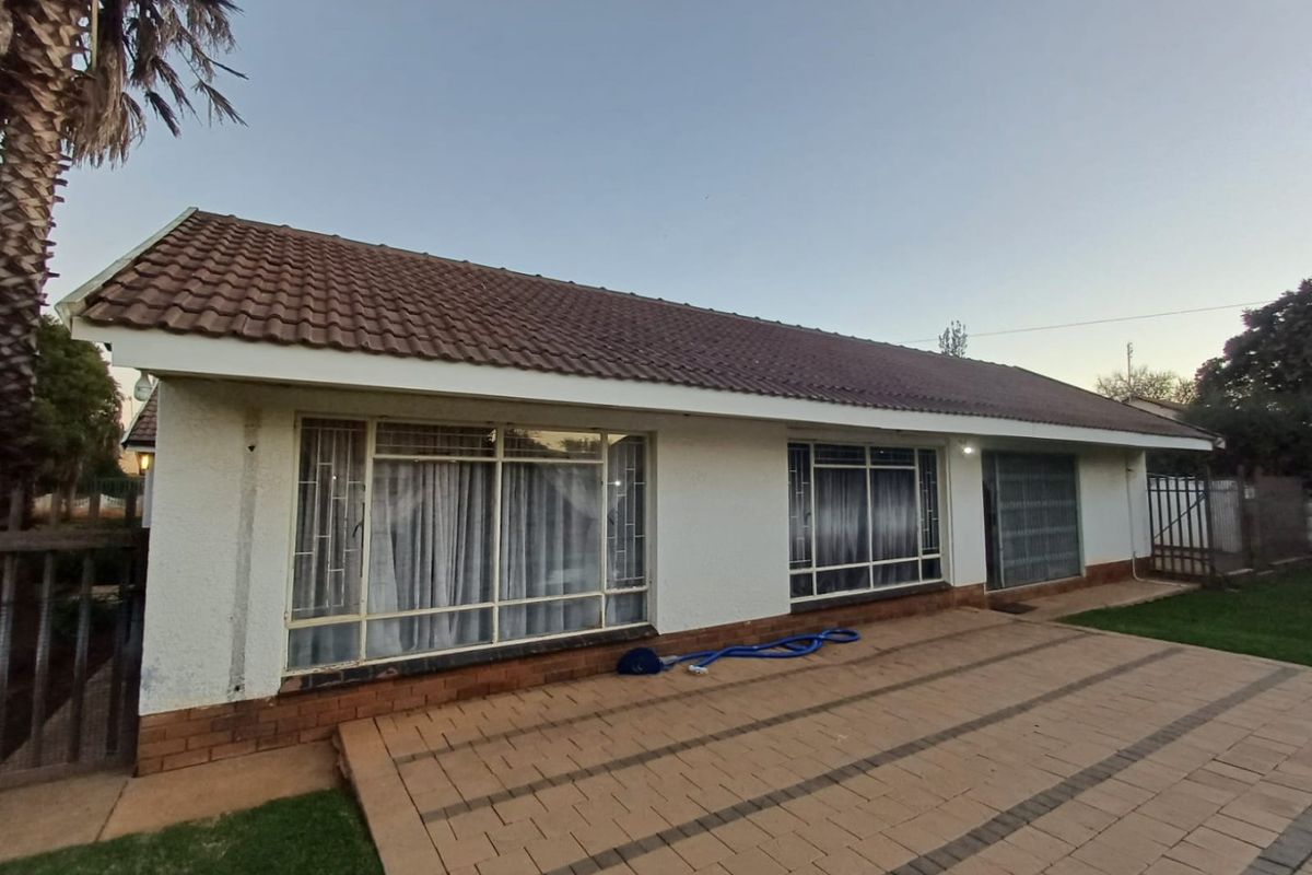 Spacious Family Home with Entertainment Appeal in Meiringspark, Klerksdorp - Photo 2