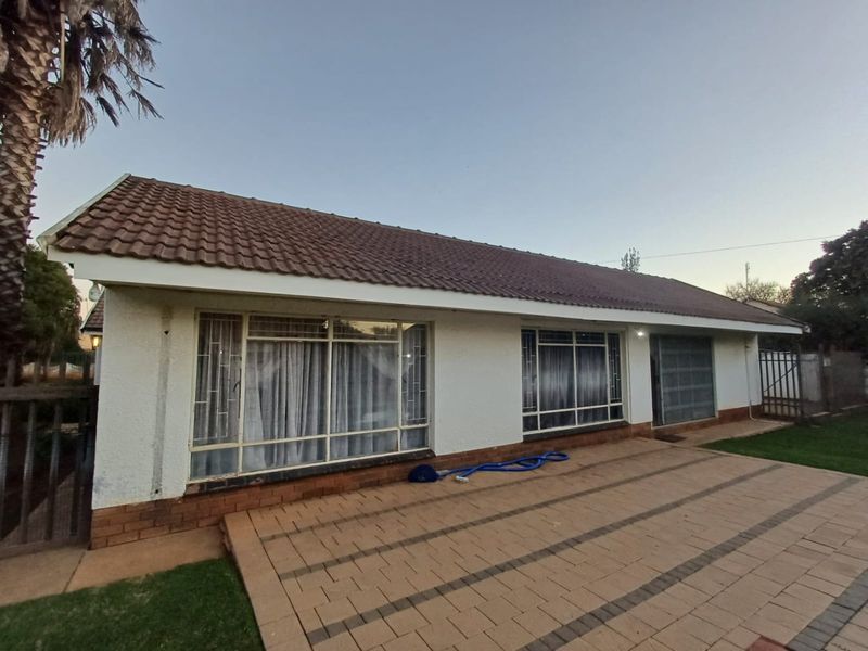 Spacious Family Home with Entertainment Appeal in Meiringspark, Klerksdorp - Photo 2