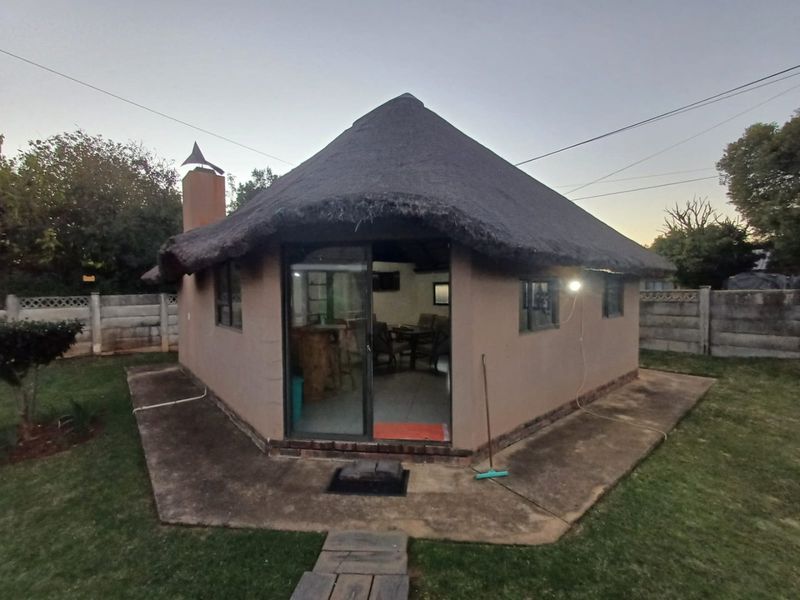 Spacious Family Home with Entertainment Appeal in Meiringspark, Klerksdorp - Photo 10
