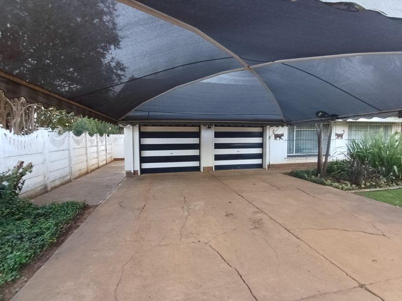 Spacious Family Home with Entertainment Appeal in Meiringspark, Klerksdorp - Photo 9
