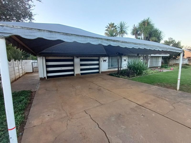 Spacious Family Home with Entertainment Appeal in Meiringspark, Klerksdorp - Photo 8