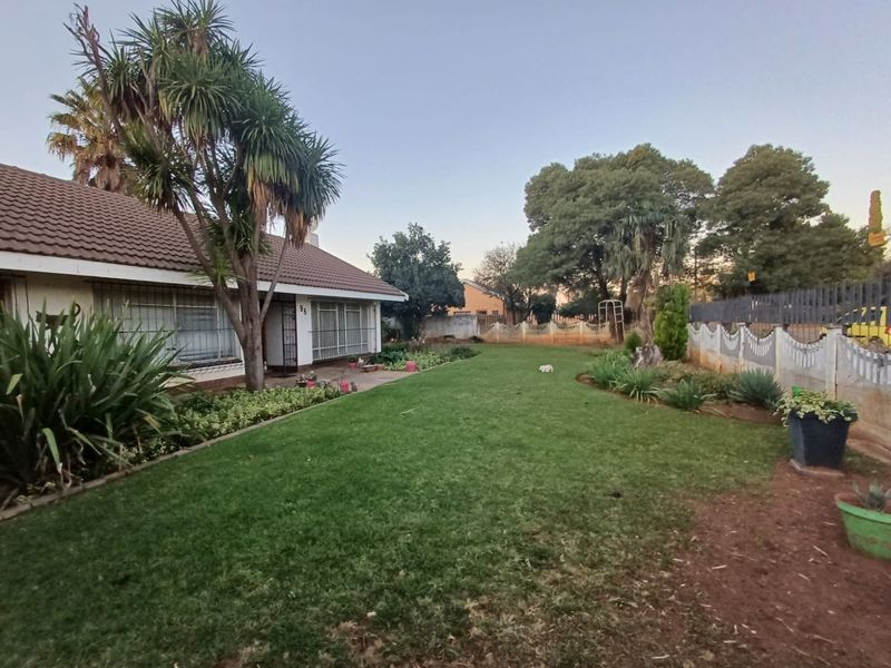 Spacious Family Home with Entertainment Appeal in Meiringspark, Klerksdorp - Photo 7
