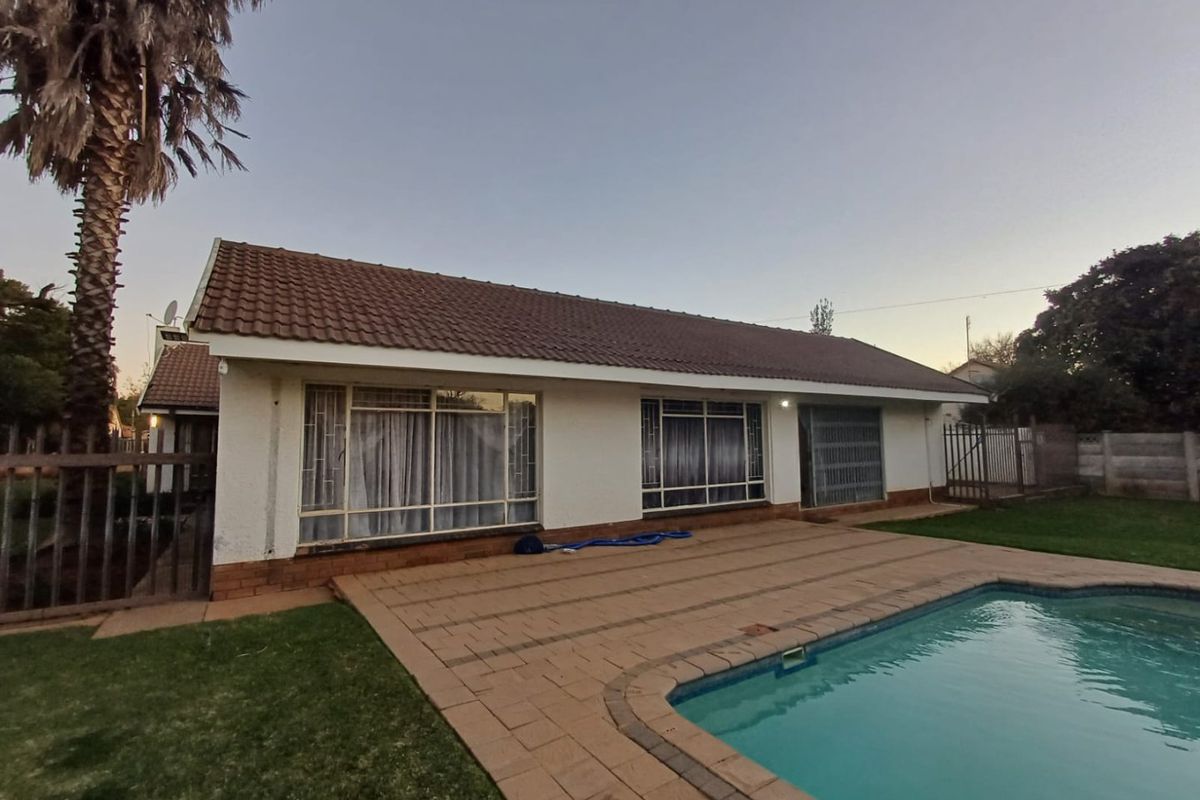 Spacious Family Home with Entertainment Appeal in Meiringspark, Klerksdorp - Photo 3