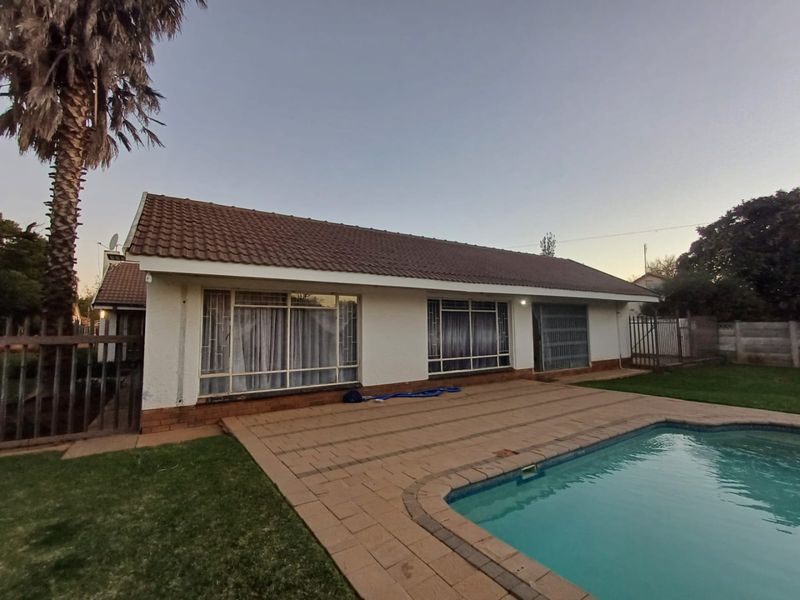 Spacious Family Home with Entertainment Appeal in Meiringspark, Klerksdorp - Photo 3