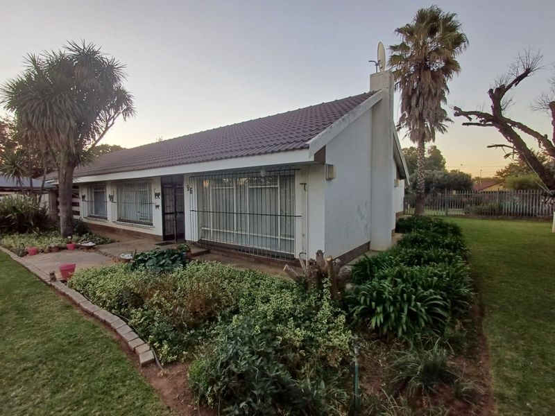 Spacious Family Home with Entertainment Appeal in Meiringspark, Klerksdorp - Photo 6