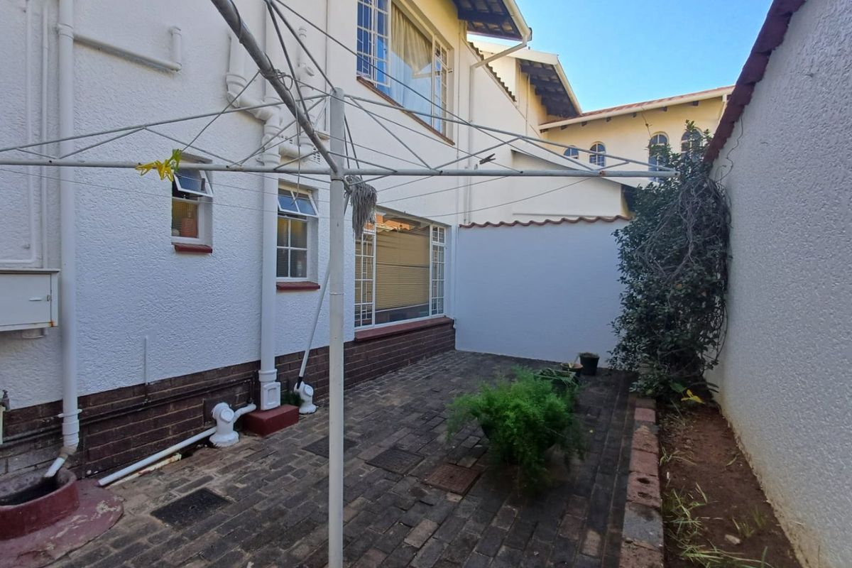 Modern Elegance in Flamwood – Stylish 3-Bedroom Townhouse That Has It All - Photo 3