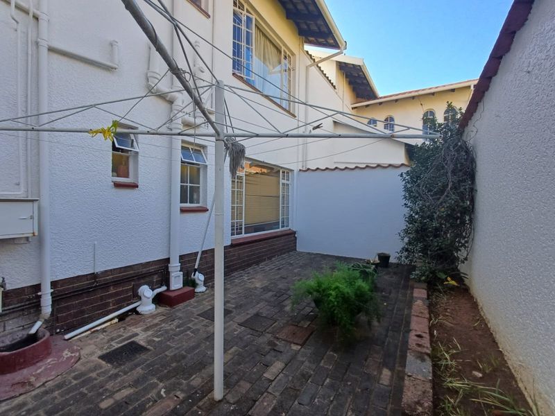 Modern Elegance in Flamwood – Stylish 3-Bedroom Townhouse That Has It All - Photo 3