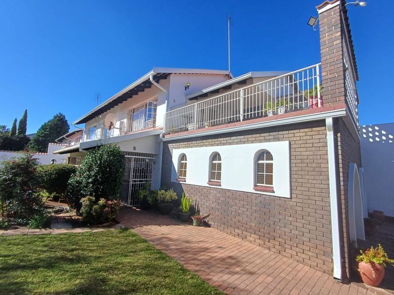 Modern Elegance in Flamwood – Stylish 3-Bedroom Townhouse That Has It All - Photo 2