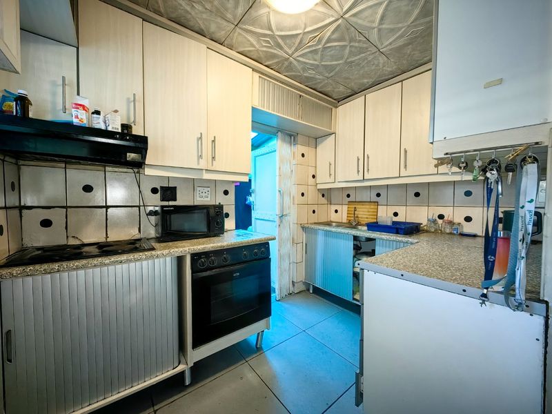 3 Bedroom Entertainers Dream in Prime Location! - Photo 9