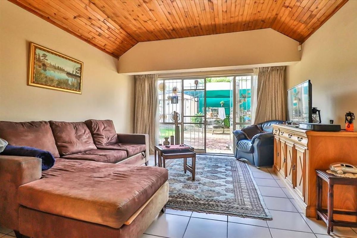 Spacious Family Home with Multiple Living Areas and Ample Parking - Photo 2