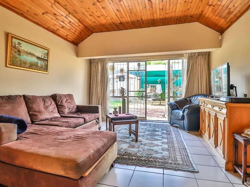 Spacious Family Home with Multiple Living Areas and Ample Parking - Photo 2