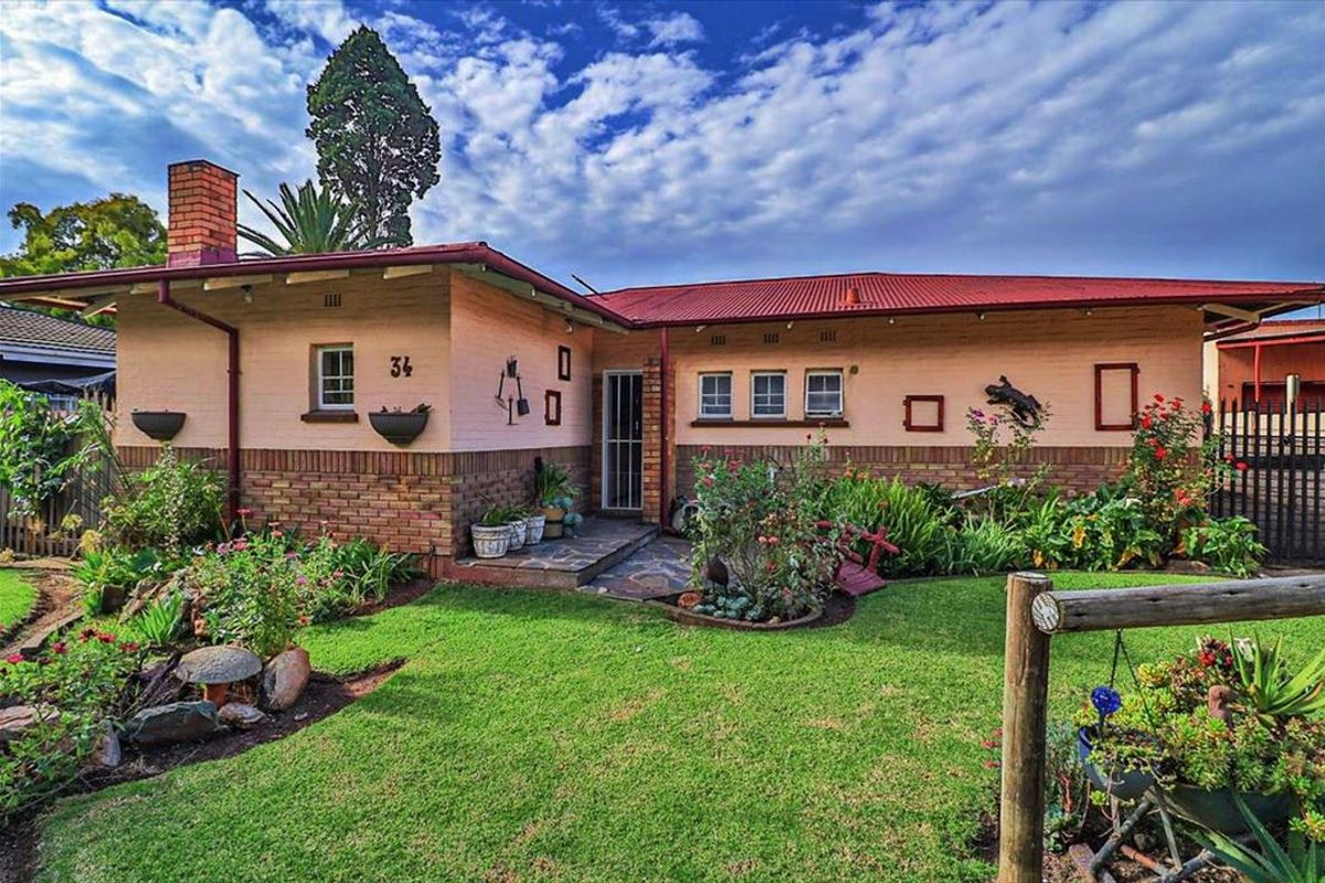 Spacious Family Home with Multiple Living Areas and Ample Parking - Photo 3