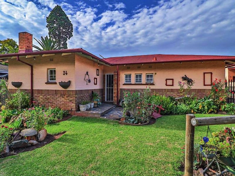 Spacious Family Home with Multiple Living Areas and Ample Parking - Photo 3