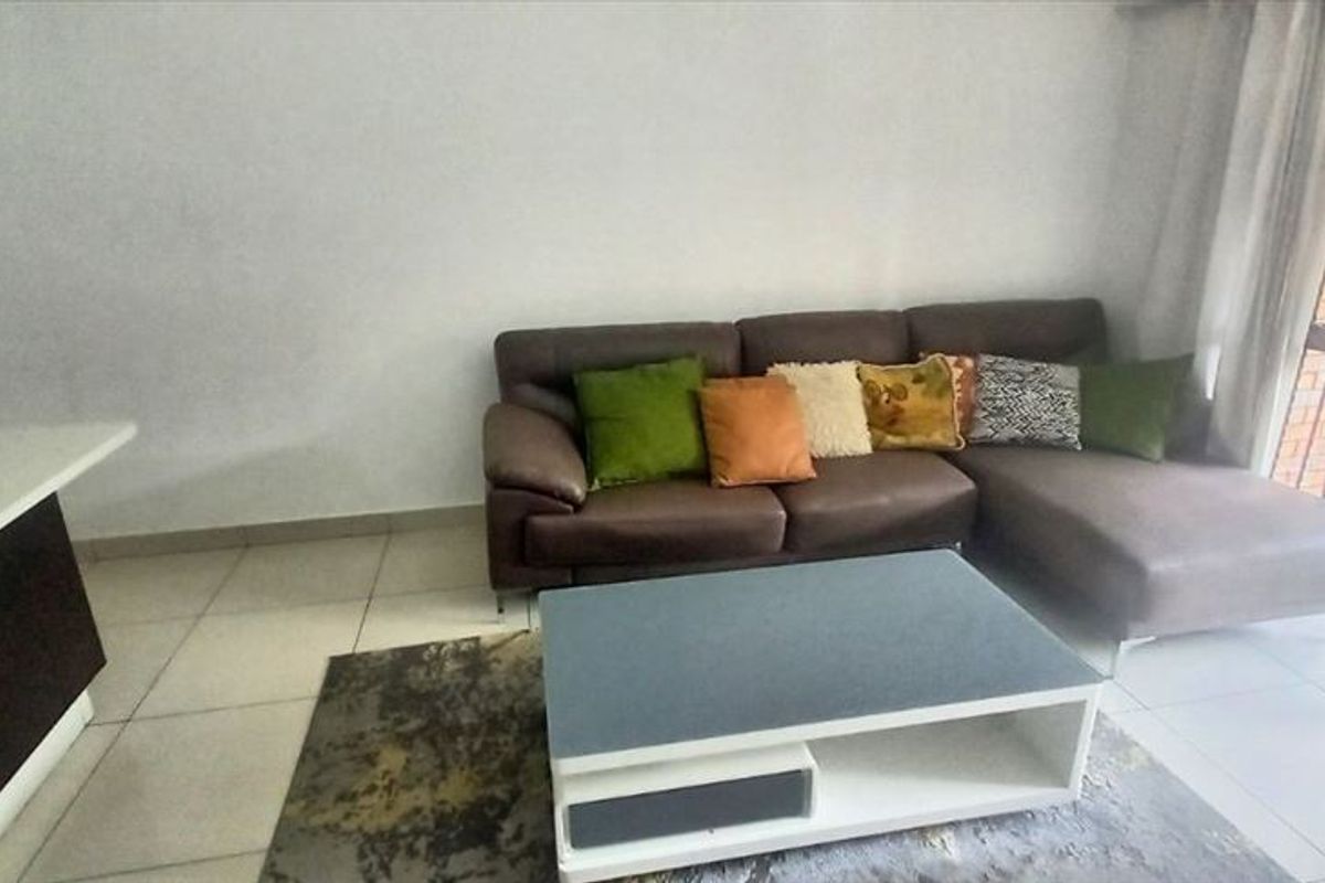 Cozy Two-Bedroom Home with En-Suite and Pool - Photo 2