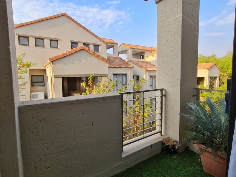 Step into Something Truly Exceptional - Sophisticated Urban Sanctuary in The Matrix - Photo 8