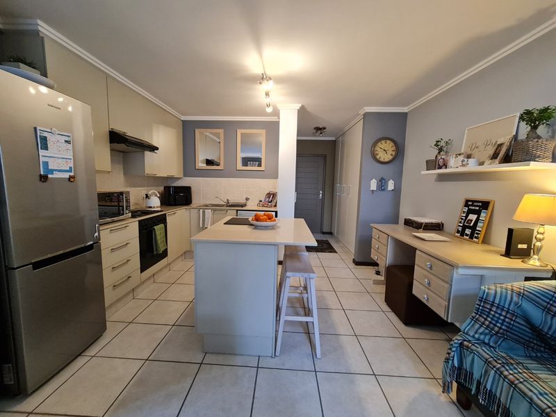 Step into Something Truly Exceptional - Sophisticated Urban Sanctuary in The Matrix - Photo 6